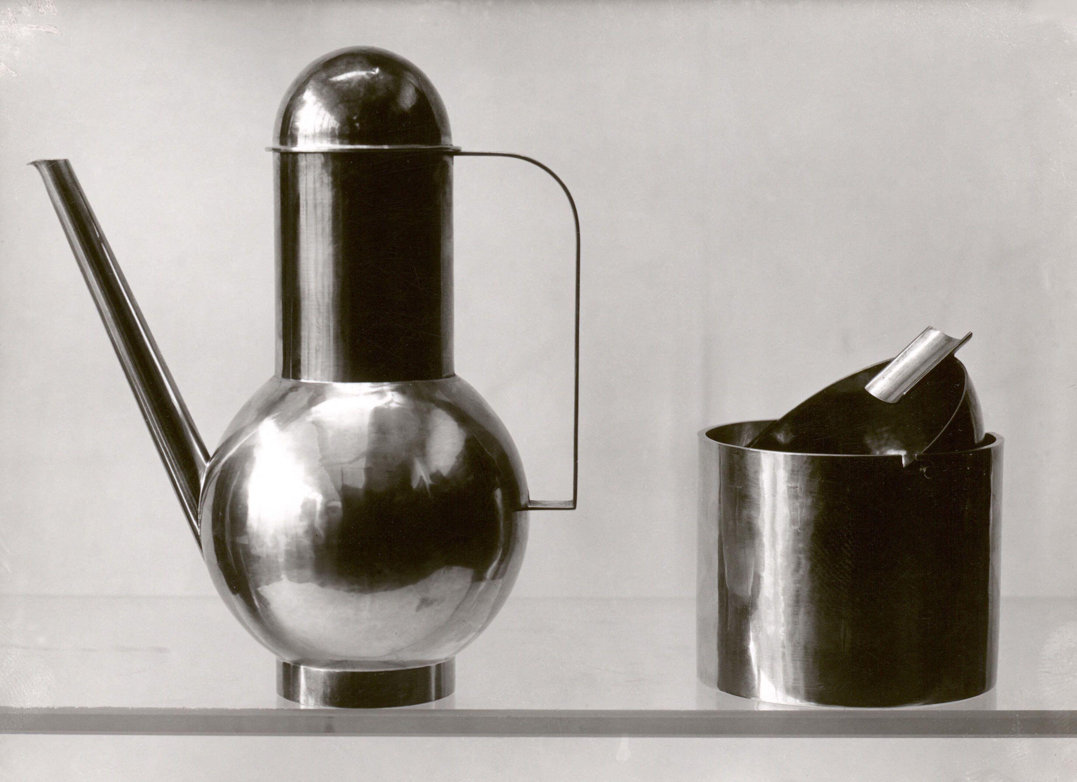 3CP6NPD Bauhaus Metal Workshop, Teapot and Ashtray by Marianne Brandt. Museum: PRIVATE COLLECTION. Author: Lucia Moholy.