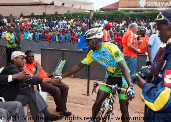 Gasore Hageteka shakes the hand of Aimable Bayingana, Preisdent of the Rwandan Cycling Federation.