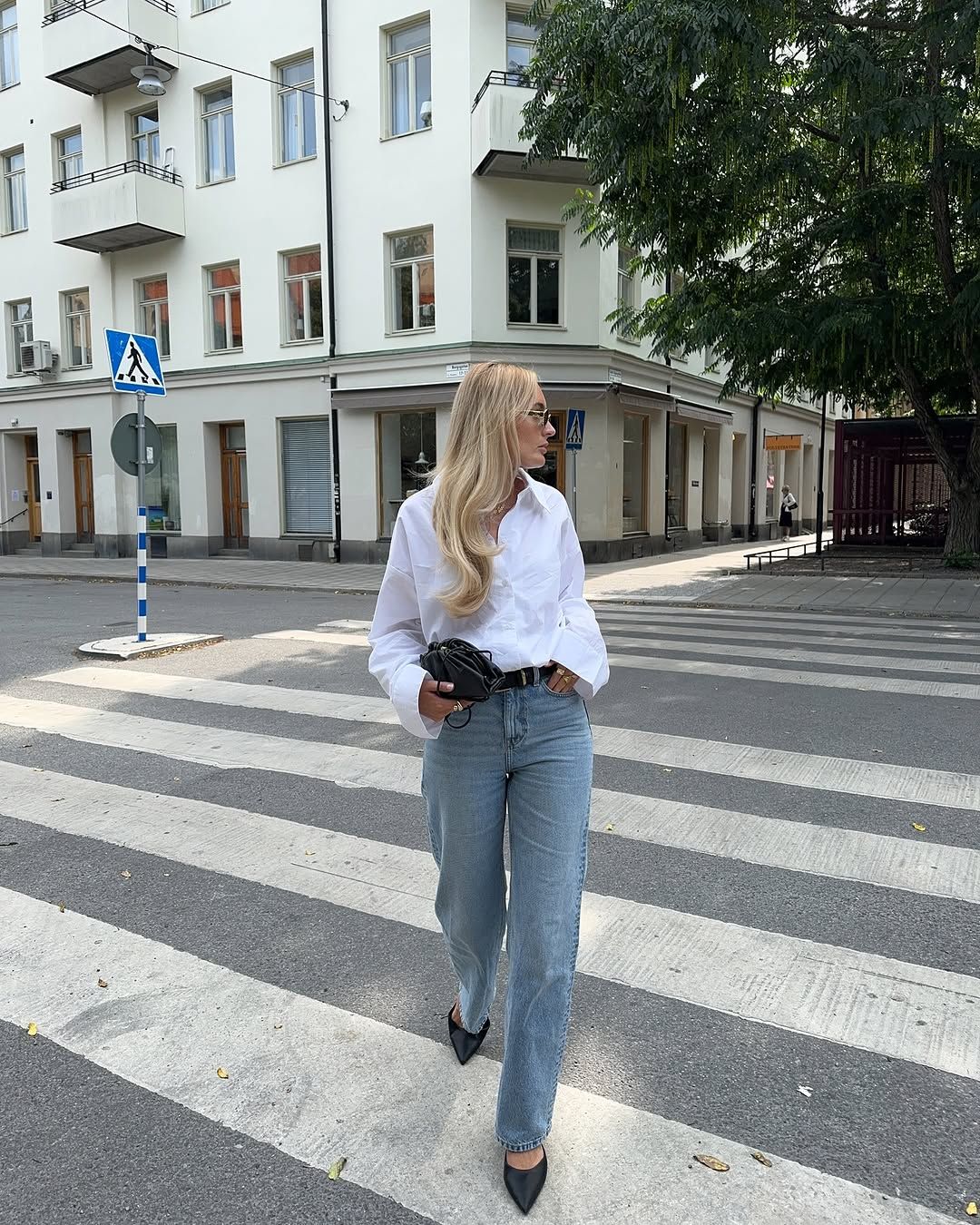 woman wearing black pointed toe heels jeans fall outfits 2025