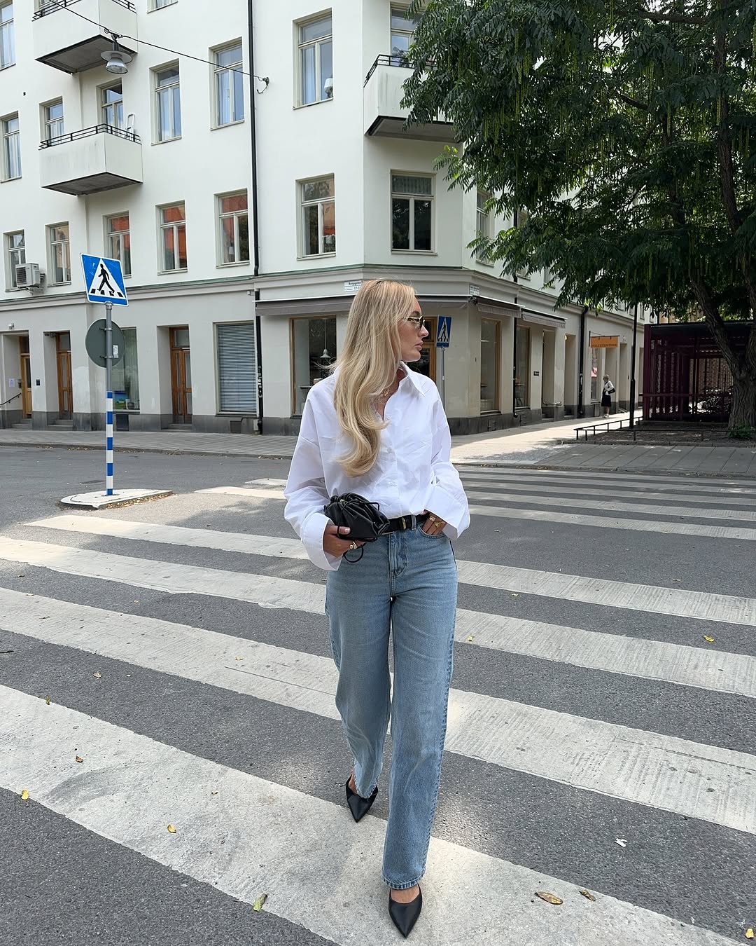 woman wearing black pointed toe heels jeans fall outfits 2025