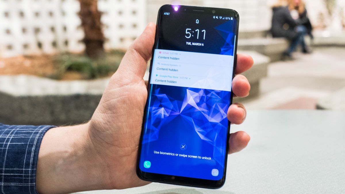 Samsung's face unlock and iris scanner run at the same time