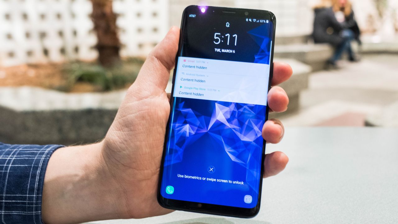 Samsung's face unlock and iris scanner run at the same time