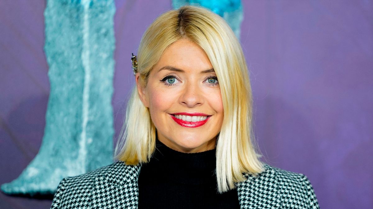 Holly Willoughby wore new The Ordinary Concealer on Dancing On Ice ...