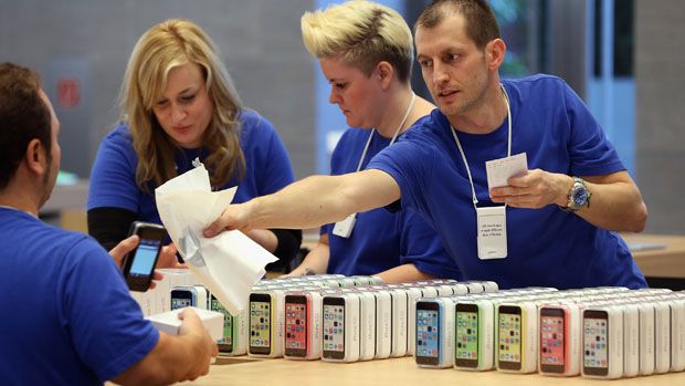 Apple&amp;#039;s iPhone 5S and 5C go on sale