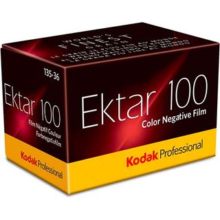 Bästa färgfilm för analog fotografering: Kodak Ektar 100 mot en vit bakgrund.