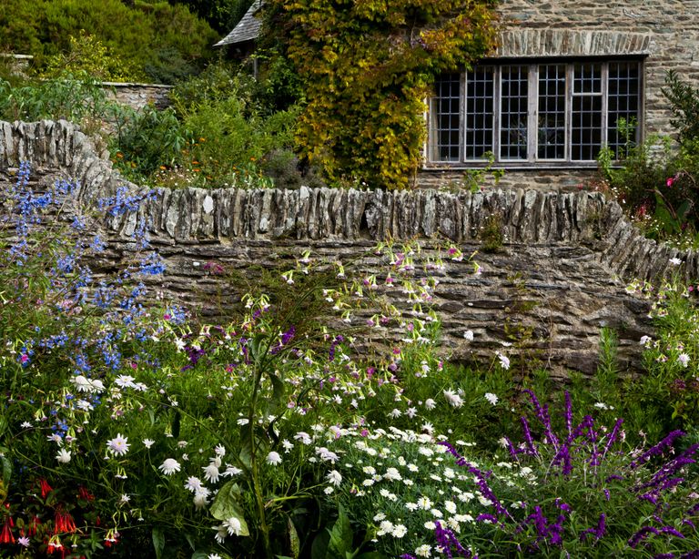 Arts and crafts garden design: 5 key elements for a backyard | Homes ...