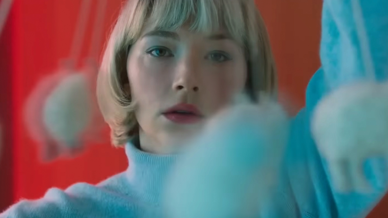 Haley Bennett looking dazed and confused in Swallow (2019).