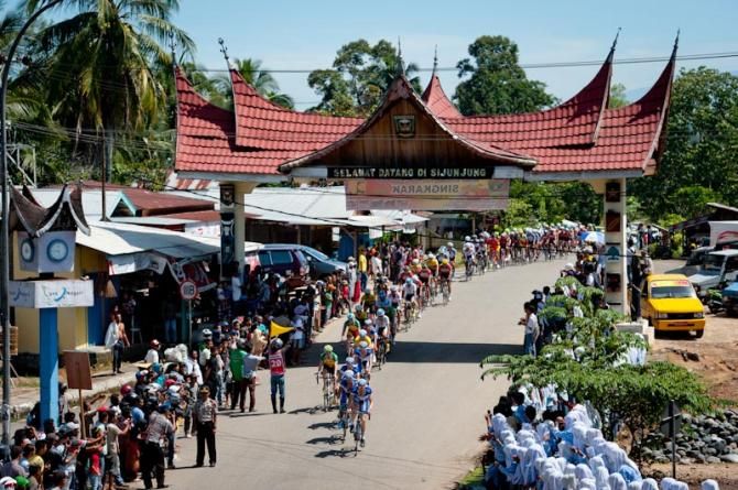 The peloton en route from Sijunjung to Pulau Punjung during stage 4