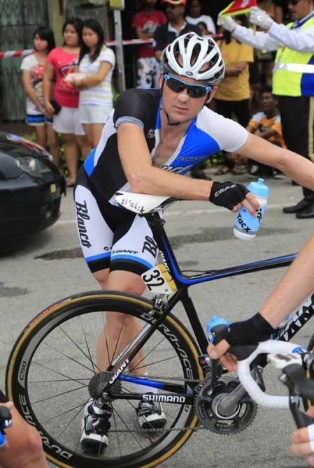 Graeme Brown (Team Blanco) stretches before the start