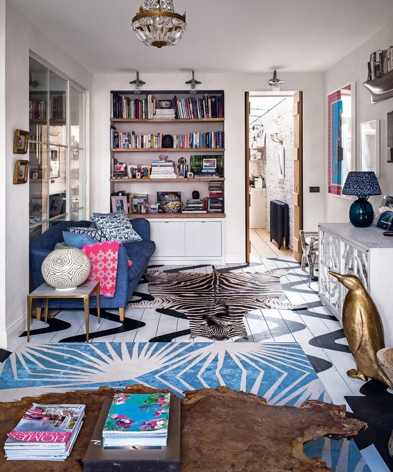 Bohemian living room ideas with clashing colors