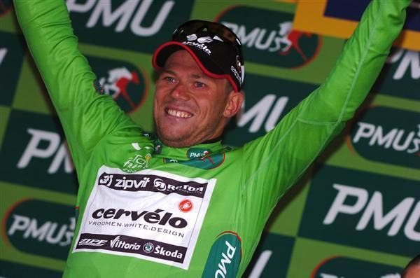 Thor Hushovd stayed with the peloton and earned enough points at the finish to reclaim the green jersey