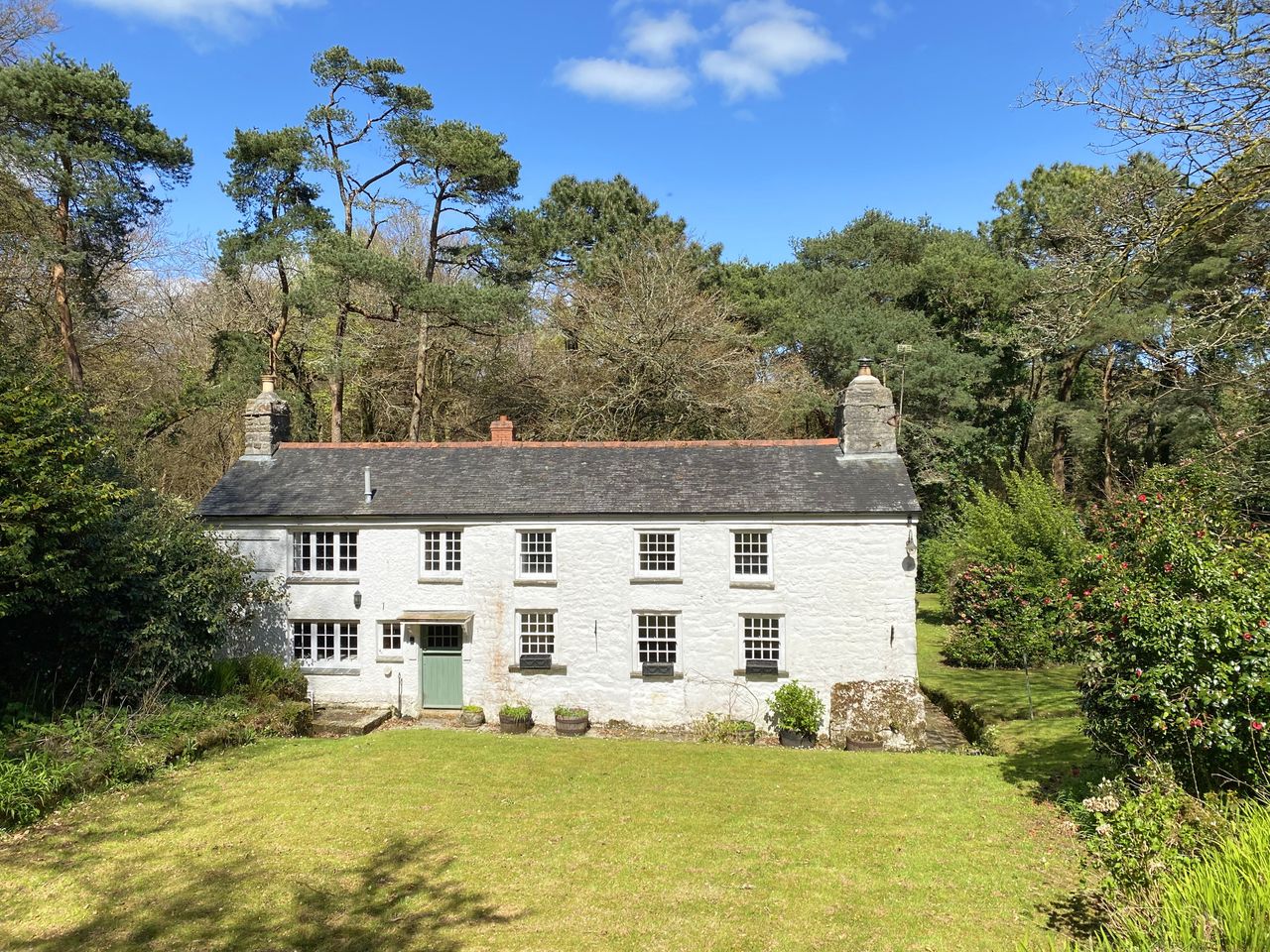 A perfect Cornish cottage in a near-perfect setting.