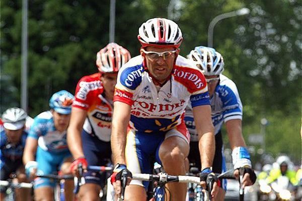 Cedric Vasseur (Cofidis) puts it in a little bit during stage 3