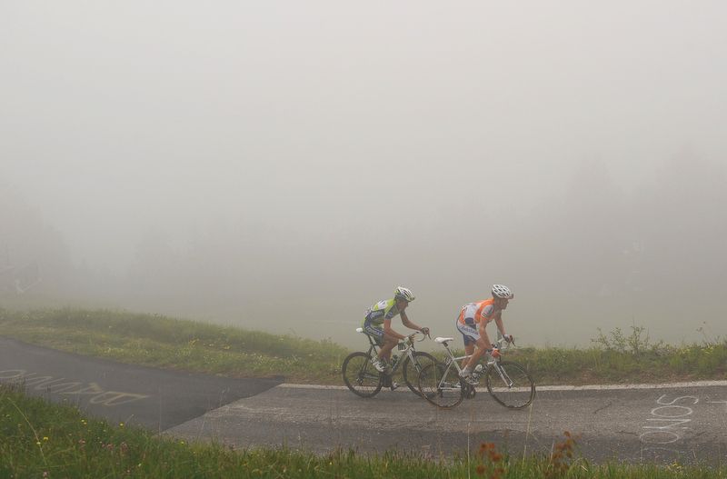 Thick fog envelopes Steven Kruijswijk and Robert Ki&scaron;erlovski in 2010 on the Mortirolo