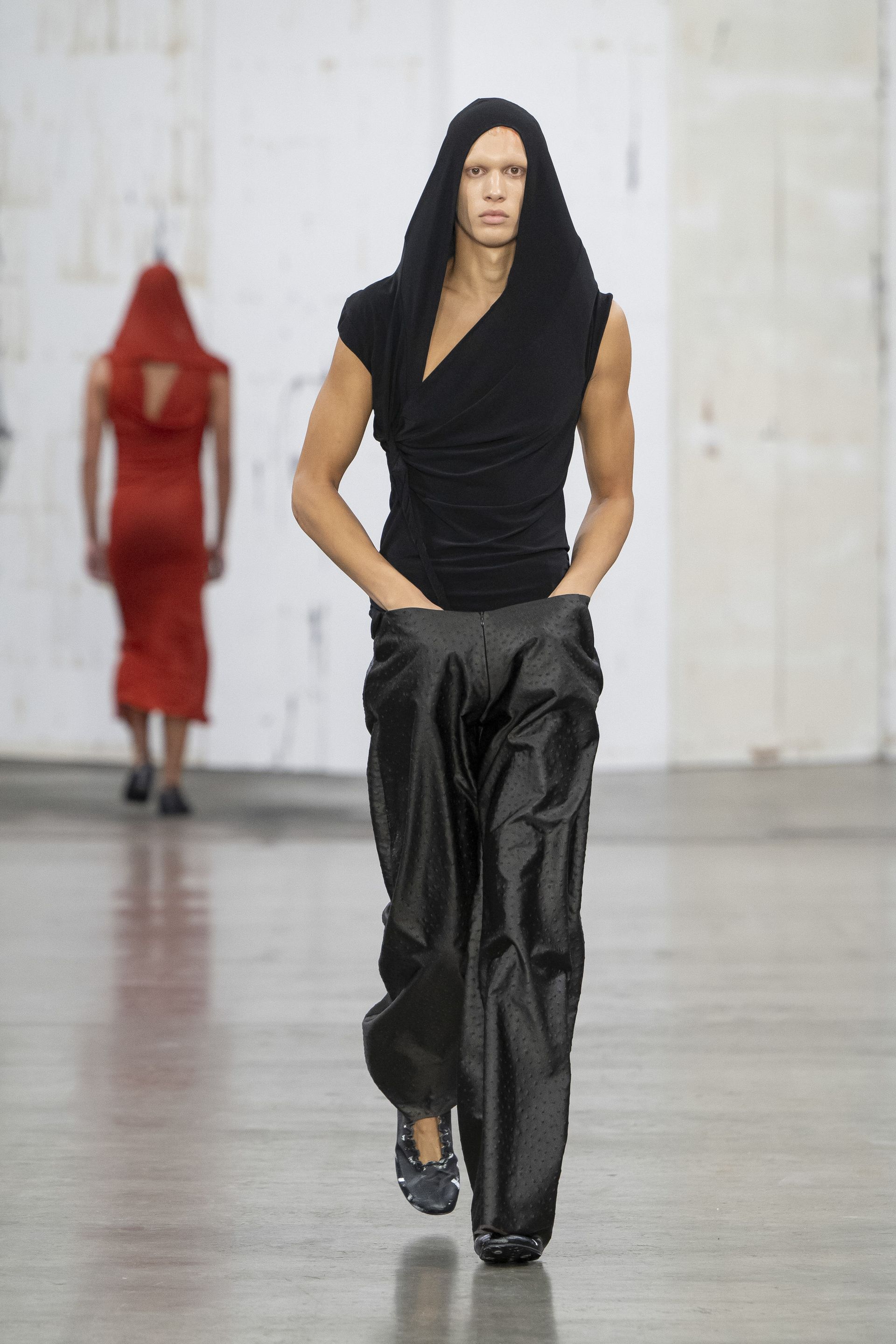 9No84EYHgrUhBEEHqmJuQL-320-80 ロンドンファッションウィーク2025春夏ハイライト:SSデイリーからチョポヴァ・ロウェナまで