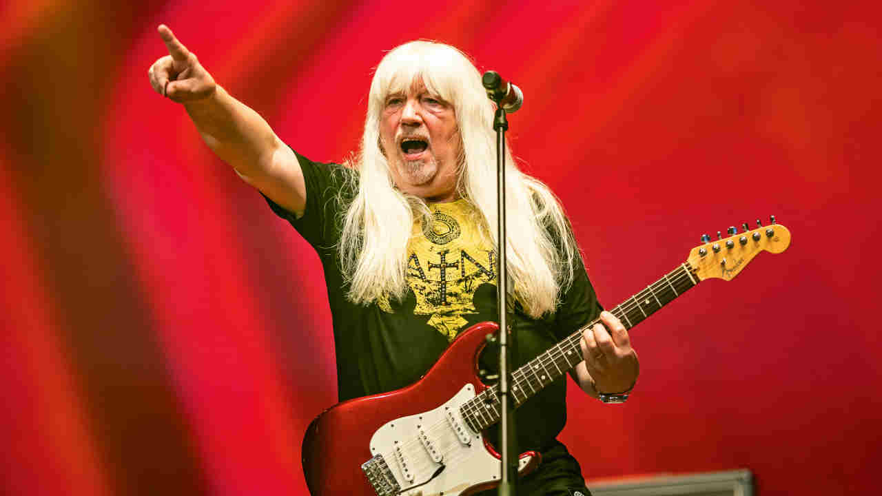 Sweet’s Andy Scott performing onstage in 2018