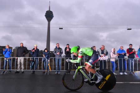 Paddy Bevin (Cannondale-Drapac) riding through the Düsseldorf rain