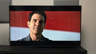 TCL C855 met Top Gun: Maverick in beeld