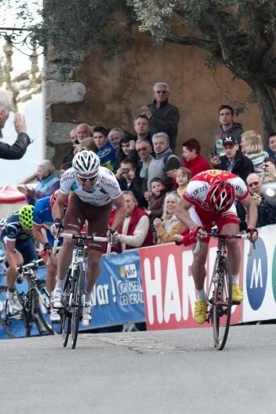 Dumoulin and Rinaldo Nocentini sprint for the line.