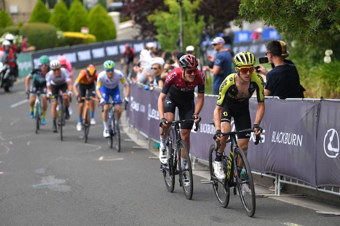 Simon Yates (Mitchelton-Scott) attacks on Challambra Crescent on the final lap