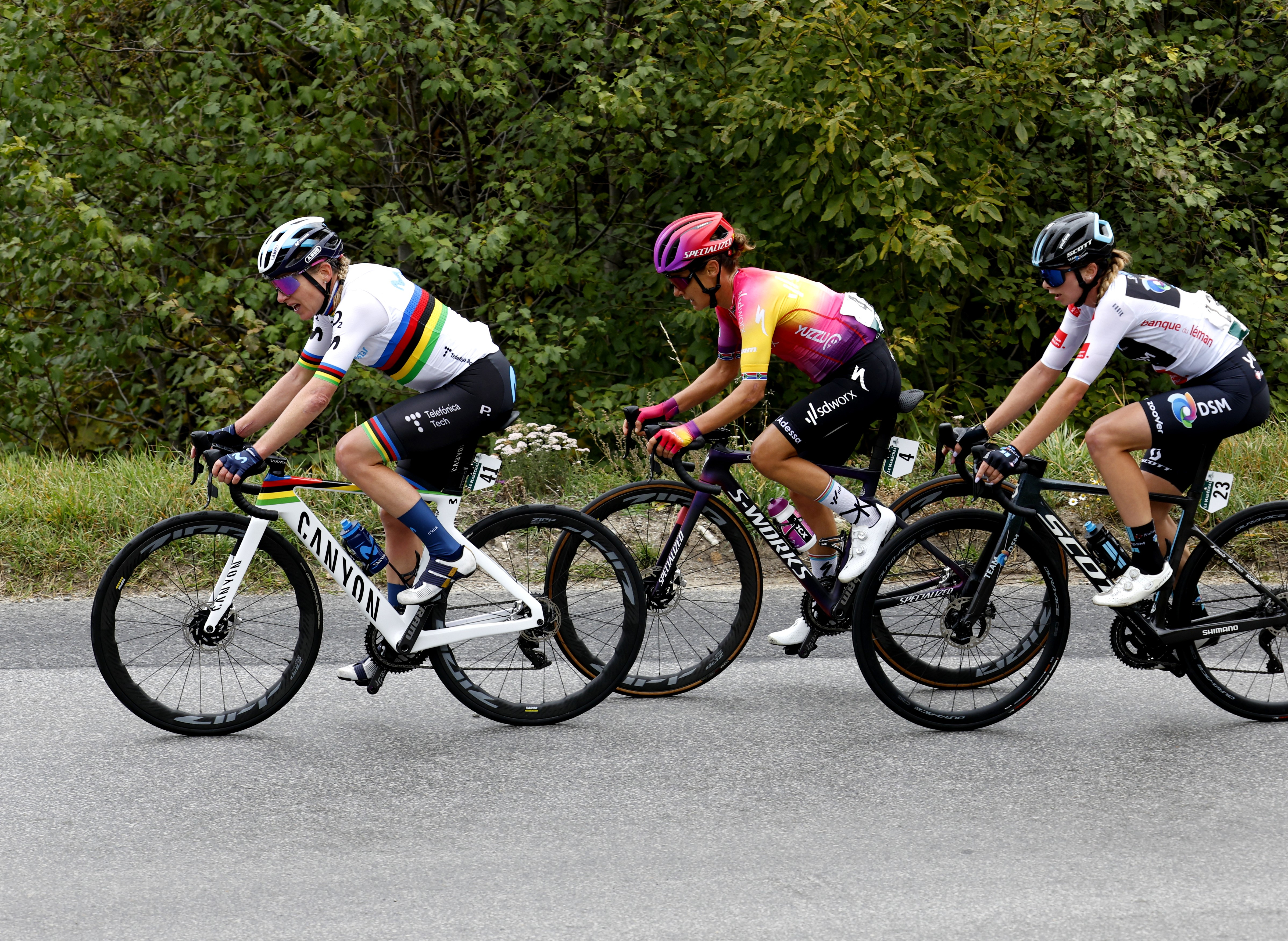 Annamiek van Vlueten racing in the rainbow jersey as world champion in a cyclo cross race