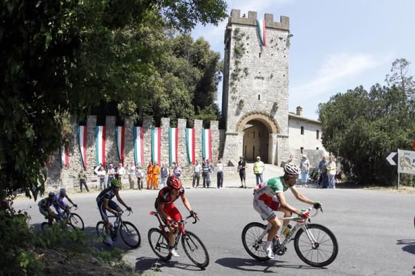 The peloton on stage 6 of the Giro d'Italia