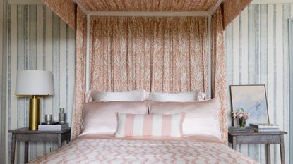 Four poster bed in pink and white