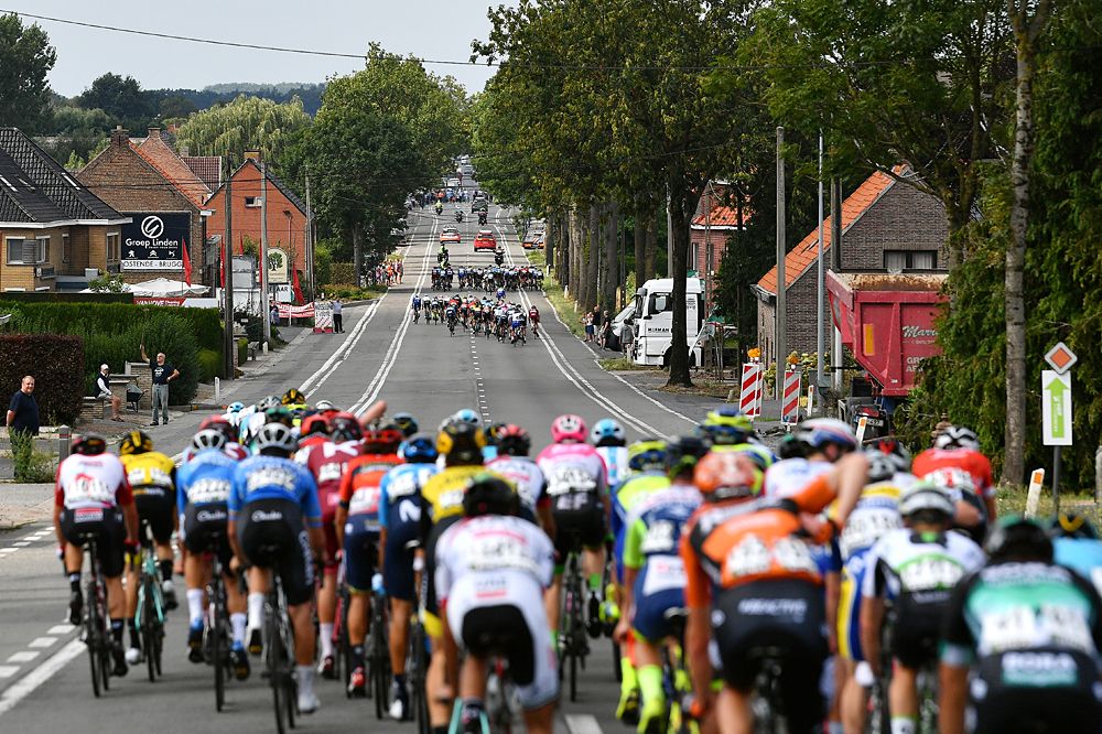 The peloton splits during stgae 4 at BinckBankTour