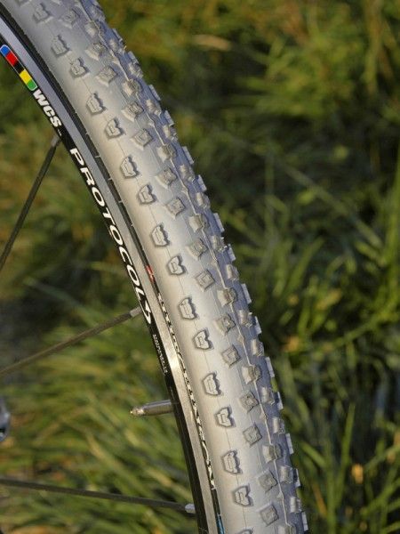 The stock Hutchinson Bulldog tires provide excellent grip on loose-over-hardpack and grass, drift predictably and provide a cushy ride thanks to the generous 34mm casing