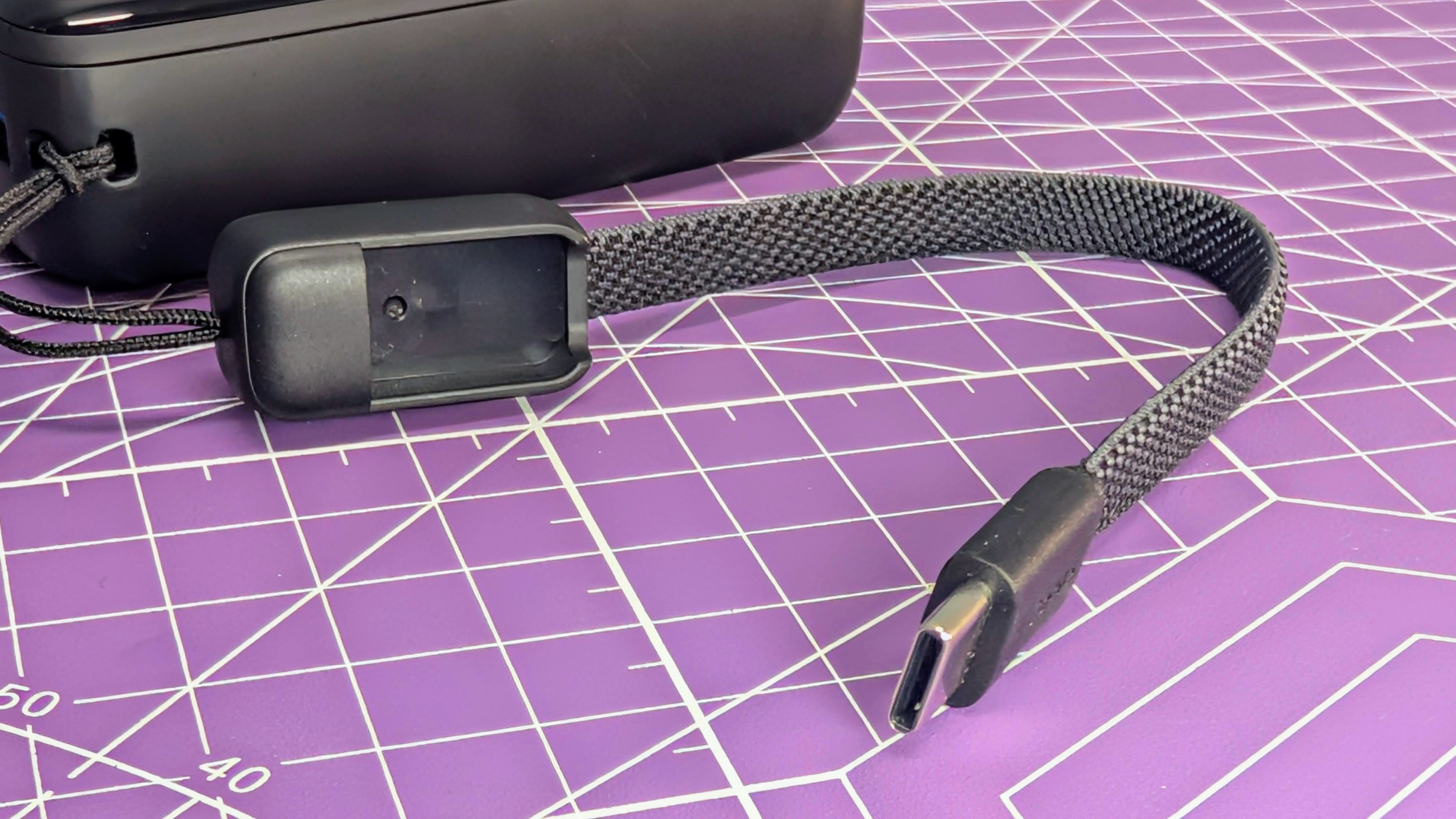 Iniu P50-E1 45W power bank charge cable and holder