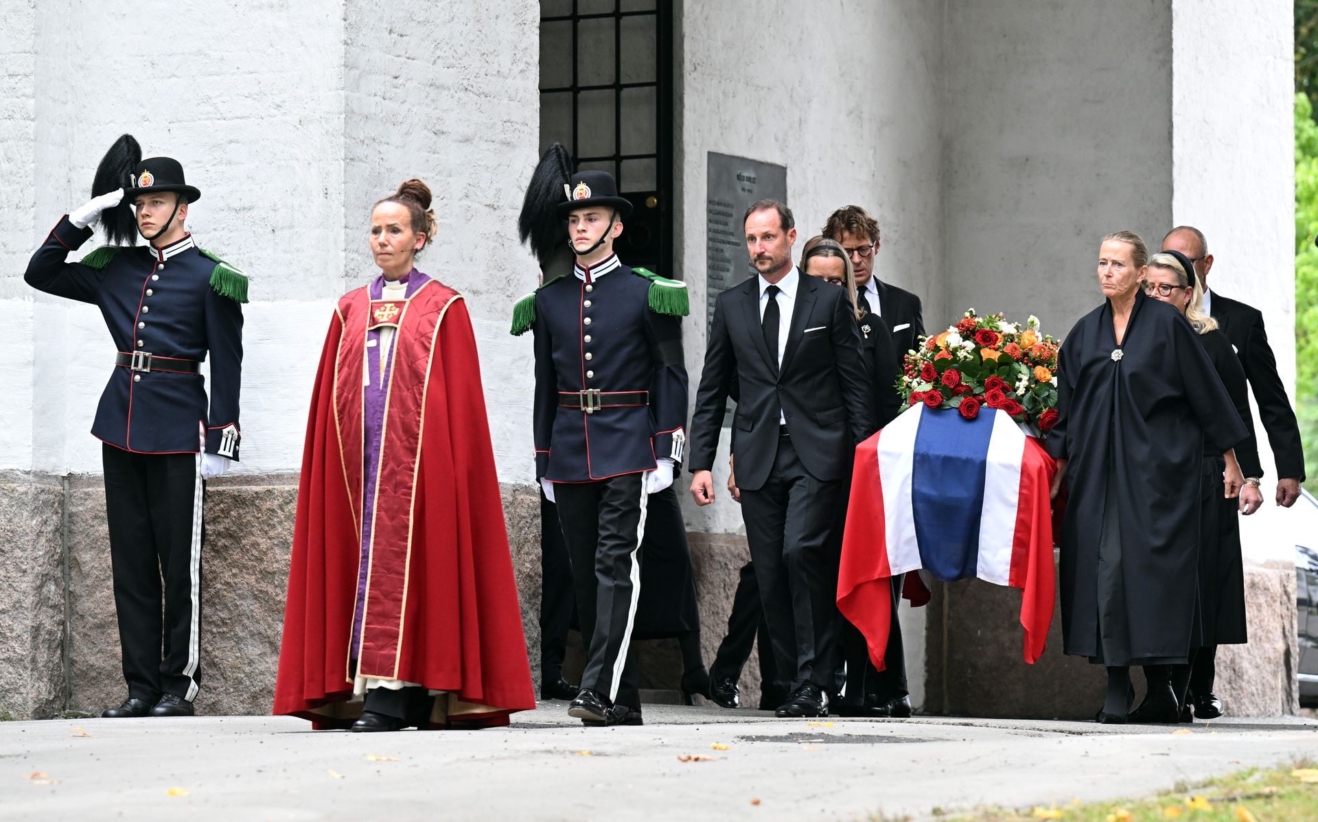 King Haakon and Princess Astrid's kids carrying her coffin