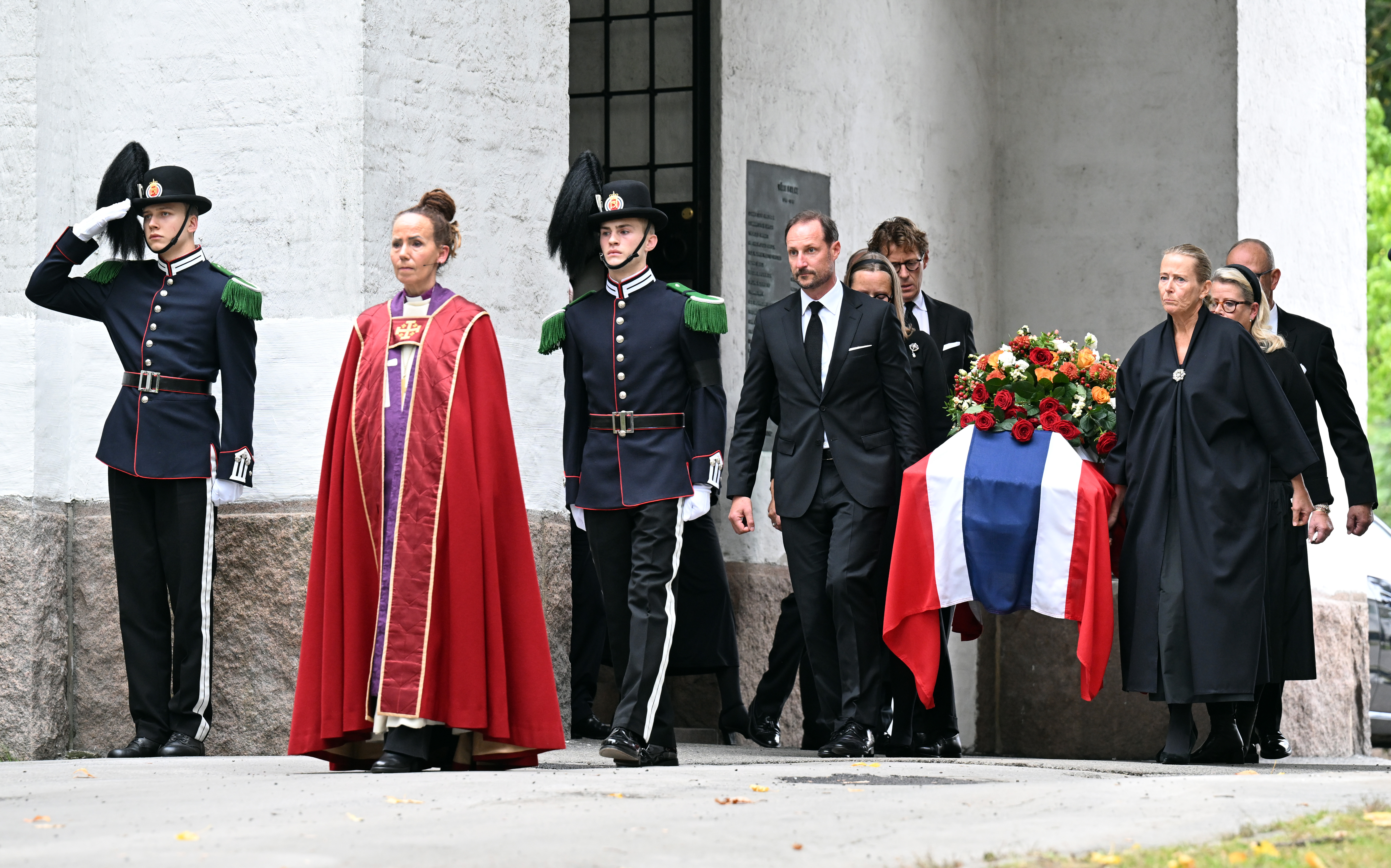 King Haakon and Princess Astrid's kids carrying her coffin