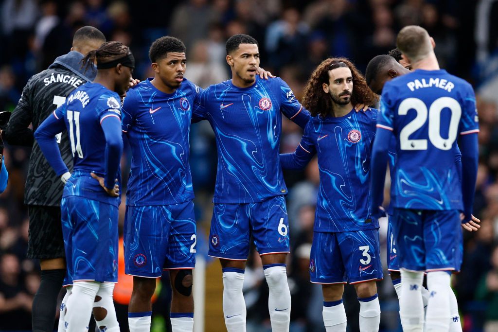 Chelsea&#039;s players prepare for a group huddle ahead of kick-off in the English Premier League football match between Chelsea and Nottingham Forest at Stamford Bridge in London on October 6, 2024. (Photo by BENJAMIN CREMEL / AFP) / RESTRICTED TO EDITORIAL USE. No use with unauthorized audio, video, data, fixture lists, club/league logos or &#039;live&#039; services. Online in-match use limited to 120 images. An additional 40 images may be used in extra time. No video emulation. Social media in-match use limited to 120 images. An additional 40 images may be used in extra time. No use in betting publications, games or single club/league/player publications. / (Photo by BENJAMIN CREMEL/AFP via Getty Images)