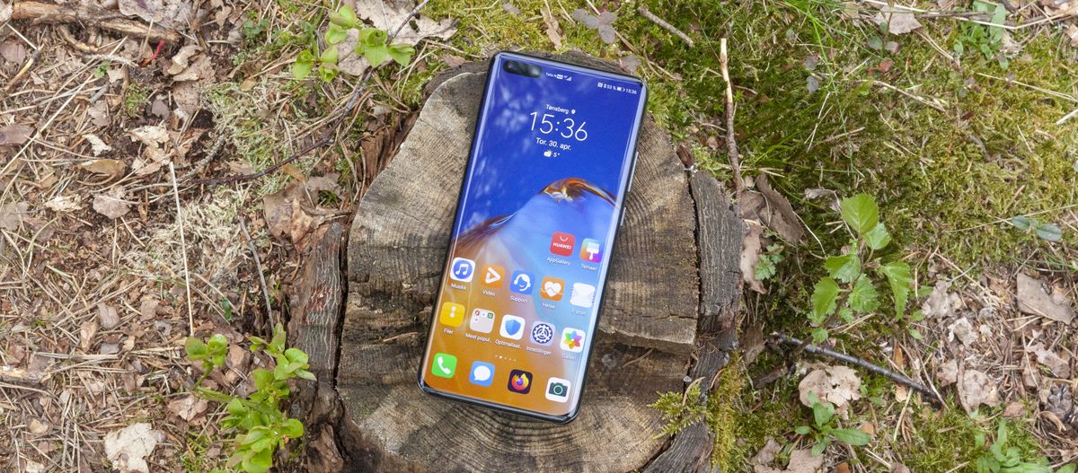 Huawei P40 Pro på en stubbe