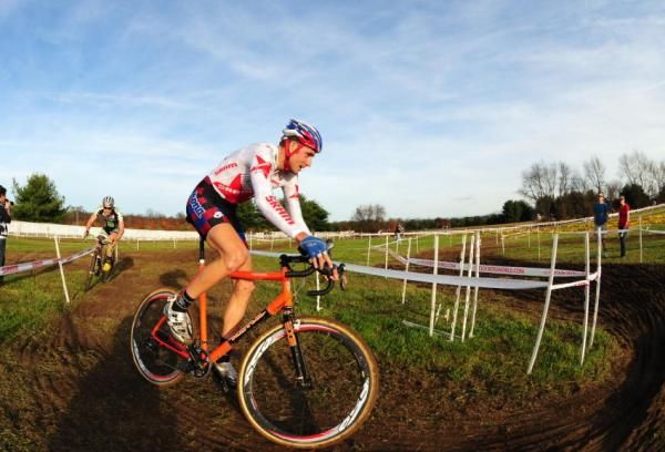 Series leader Ryan Trebon (Kona) chasing race leader Timothy Johnson (Cannondale-Cyclocrossworld.com).