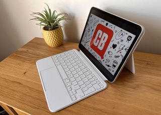 Photo of iPad 2022 with Magic Keyboard Folio attached on a desk