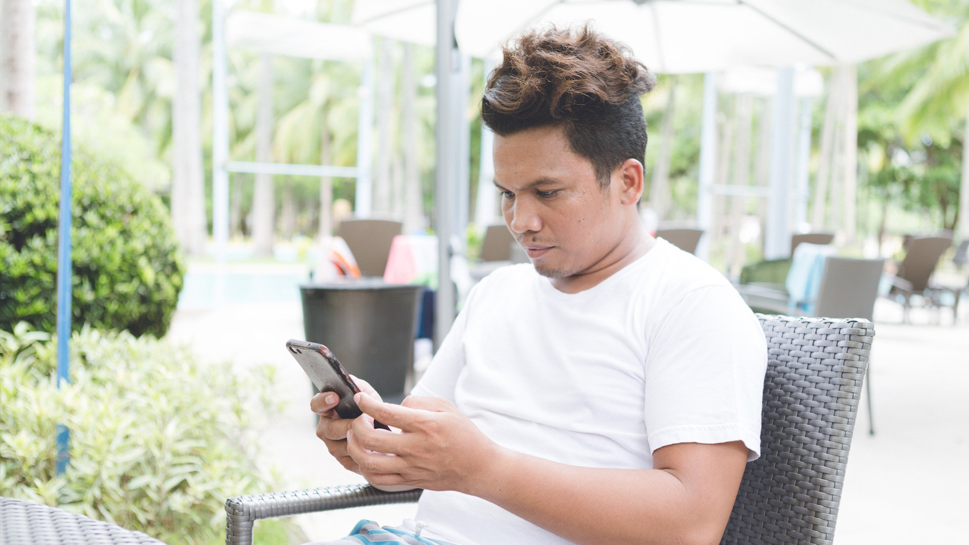 Hombre revisando el teléfono