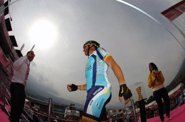 Lance Armstrong (Astana) signs in.