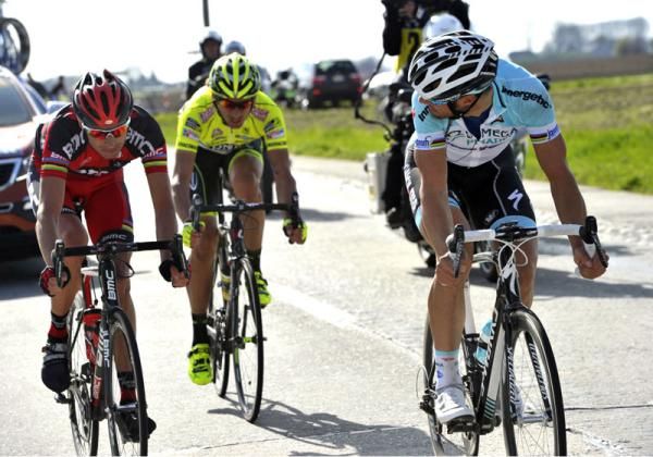 Ballan, Pozzato and Boonen play cat and mouse in the final couple of kilometres at the Tour of Flanders