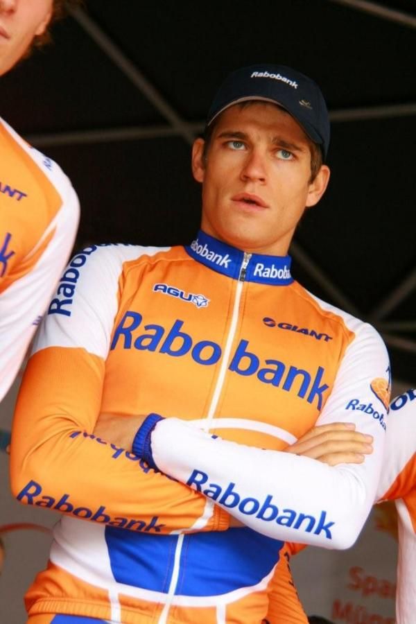 Theo Bos appears nervous before the start.