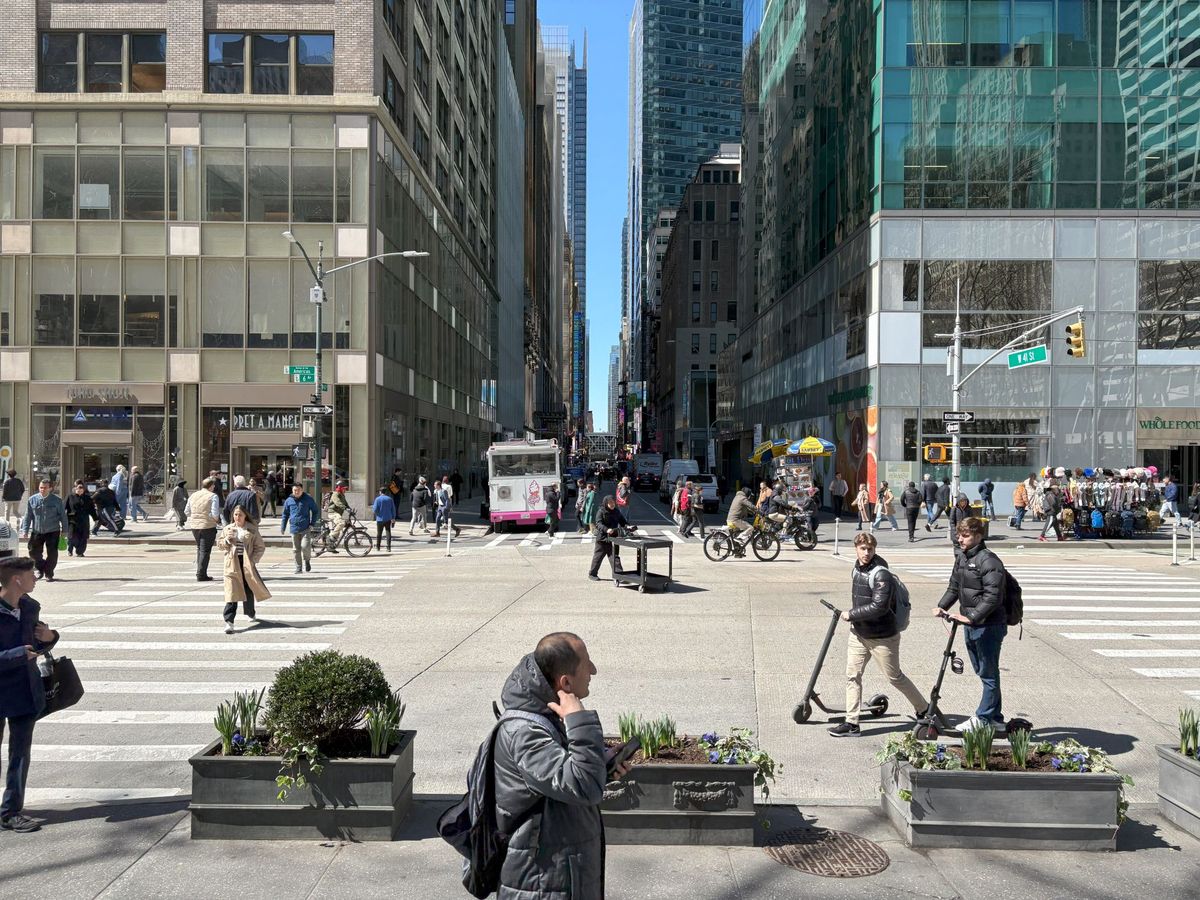 Apple iPhone 16 daytime sample.
