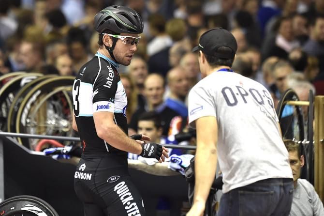 Mark Cavendish with his mechanic