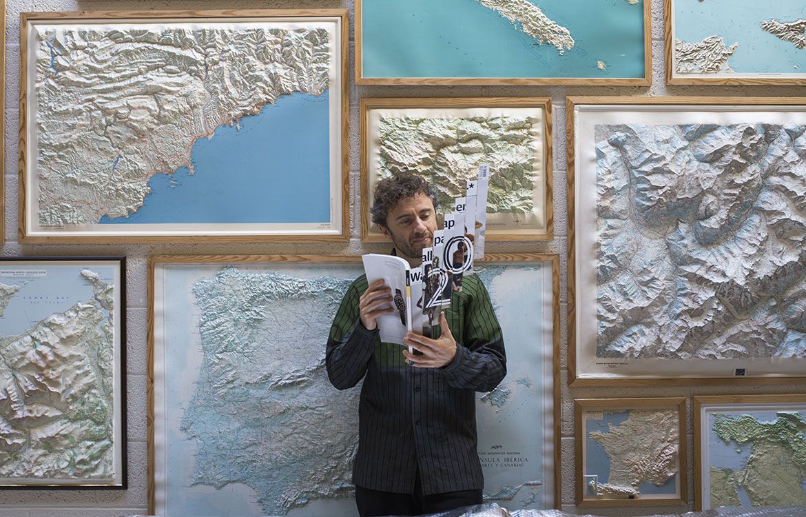 Thomas Heatherwick reading wallpaper magazine