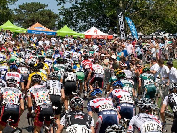 The peloton squeezes up and around Lemon Hill.