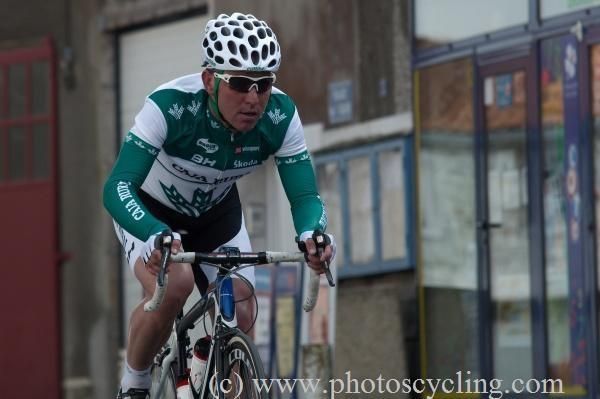 Oleg Chuzhda (Caja Rural) chases the break.