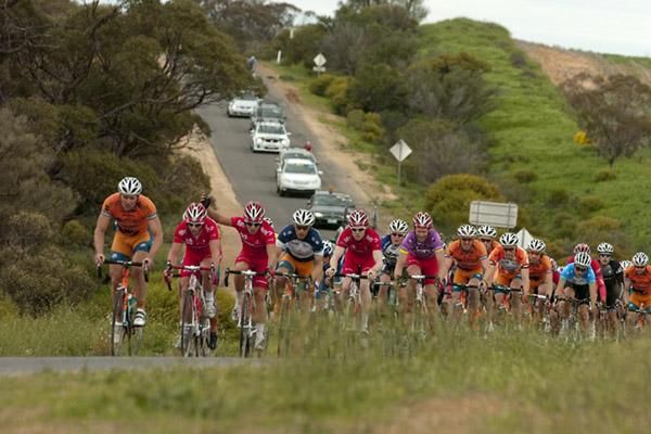 The chasing peloton was around thirty seconds behind the leading pair with twenty kilometres to the finish.