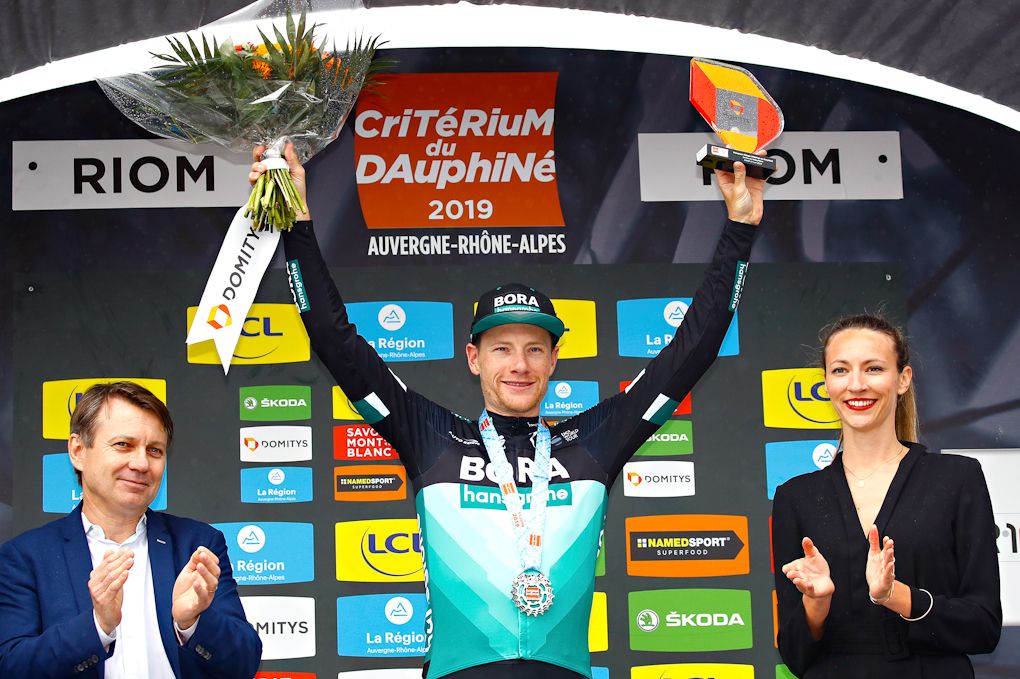 Sam Bennett on the Dauphine podium after winning stage 3