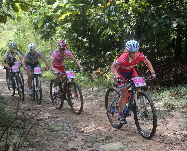 Elisabeth Sveum leads Nathalie Schneitter and Eva Lechner