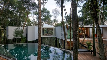 Casa Açucena, a treetop house by Tetro Architects, Brazil