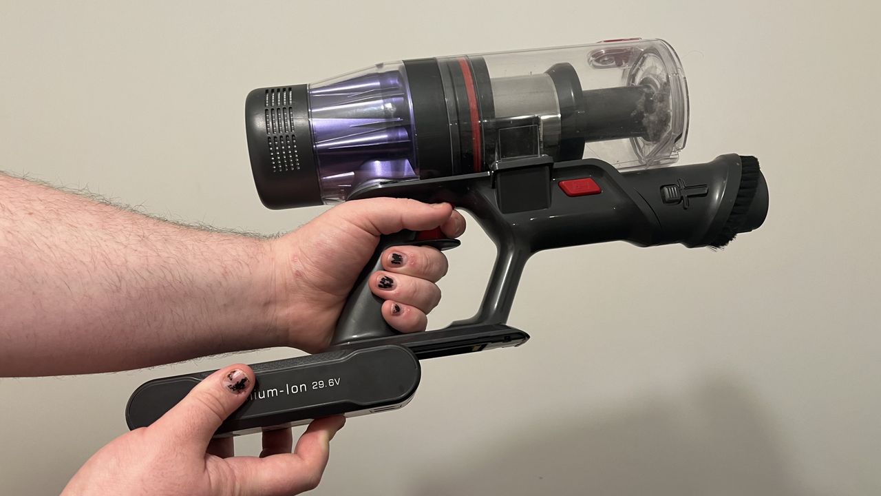 Ultenic U16 Flex vacuum battery being removed